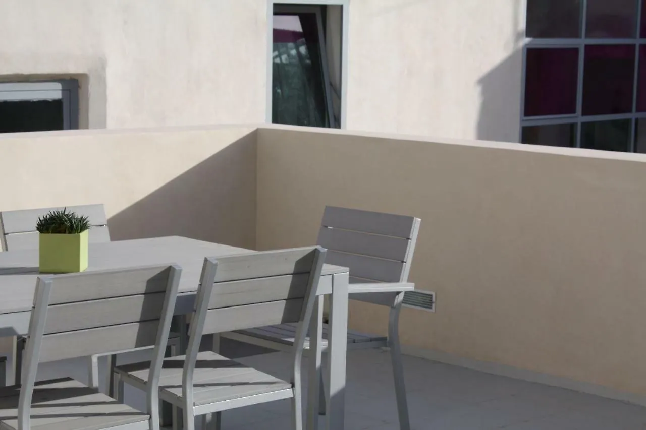 Community Rooms & Wine Favara Italien